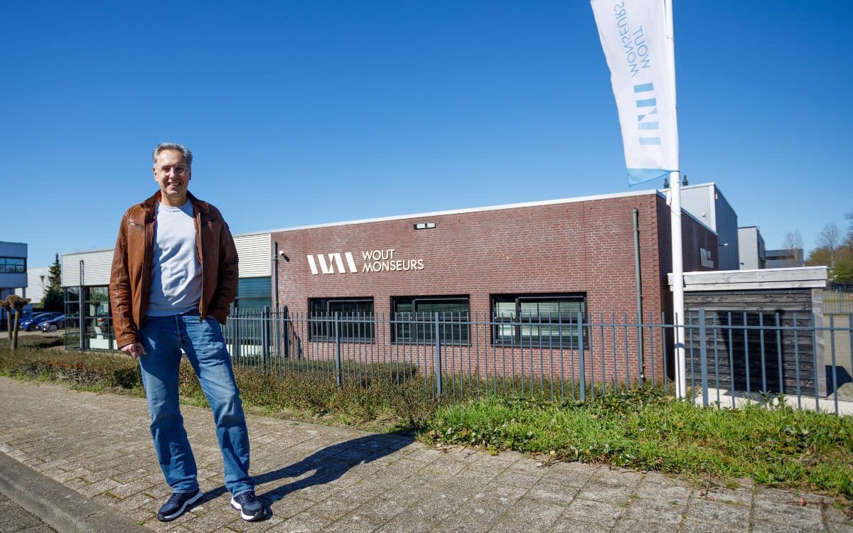Rob Monseurs voor pand WM